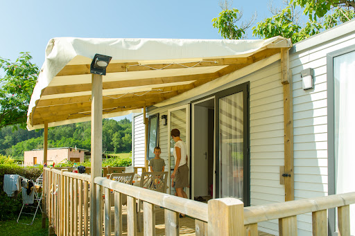 Camping proche Savoie dans l'Ain Le Vaugrais en bord de rivière avec piscine