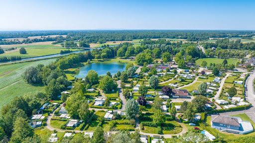 Le camping Le Lac d’Erstein 3 étoiles vous accueille au cœur de l’Alsace pour des vacances reposantes entre amis ou en famille.