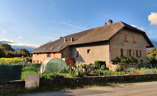 A 1km du Lac d'Annecy Camping Le Taillefer vous accueille pour un séjour ressourcant dans le Parc Naturel du Massif des Bauges. Petits prix basse saison.