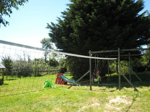 Aire naturelle de camping blottie dans un coin de verdure calme et ombragé