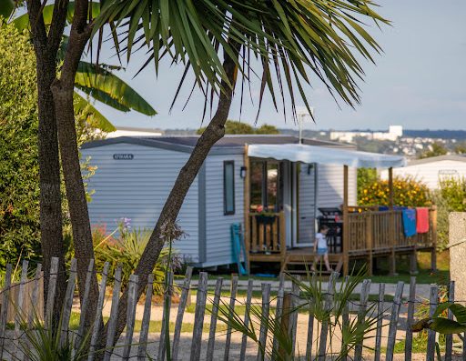 Réservez vos vacances dans notre camping 3 étoiles situé à Fouesnant avec piscine sur la côte bretonne dans le Finistère sud (29) ! Camping à 600 m de la plage.