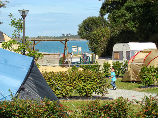 Situé près des plages