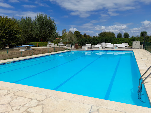 Gîtes & emplacements de camping du Lac Saint Georges. Destination Comminges Pyrénées pour des vacances inoubliables au grand air. Piscine