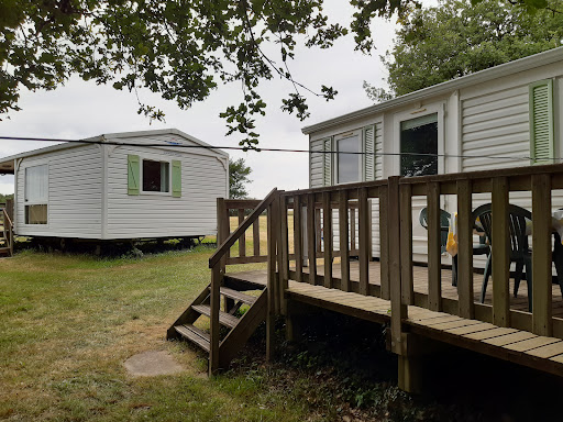 Passez vos vacances au Camping Le Bois Fleuri à Saint-Épain et profitez de divers services de location.