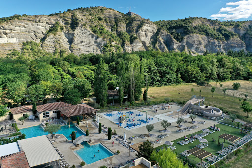 Le camping La Plaine à Ruoms en Ardèche vous propose un large choix de locations