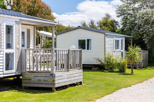 Camping Marvilla Parks - Le Domaine de Ker Ys **** situé en Bretagne à St Nic – Découvrez son espace aquatique et ses mobil-homes haut de gamme.