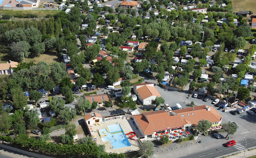 Camping le Bosquet prépare vos vacances à Saint Hilaire de Riez Camping 3 étoiles avec piscines à 200 mètres de la plage de la pège.