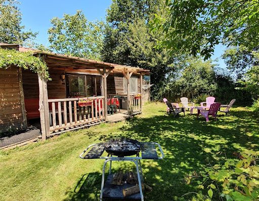 Venez profitez du calme du camping à la ferme de la Viotterie au coeur de la campagne en Mayenne ! Vacances pas chères pour famille avec enfants.