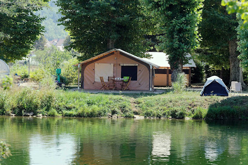 OUVERT TOUTE L'ANNÉE BIENVENUE AU CAMPING*** LES PROMENADES Un repère idyllique pour son calme et ses rencontres ! Situé à 20 minutes de Besançon dans  ...