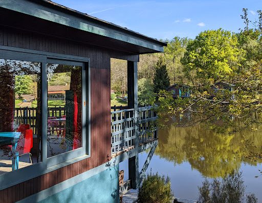 Gîtes et camping dans un domaine entre lacs et forêt en Dordogne pour les vacances et week-ends ou un événement privé ou professionnel.