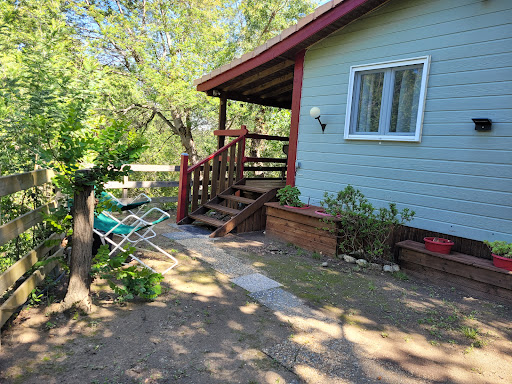 Un vrai coin de paradis au bord de la rivière Tassio. Ambiance conviviale et piscine. Piste cyclable et circuits VTT au départ du camping. Locatifs et emplacement