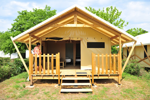 Le camping Le Moussaillon vous accueille dans un site naturel où vous passerez des vacances reposantes à 2 km des plages. L'ambiance conviviale et familiale vous est assurée