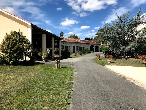 Ancienne ferme rénovée et retransformée en gîtes pour accueillir vos évènements familiaux ou tout simplement pour vivre de douce vacances et faire la fête.