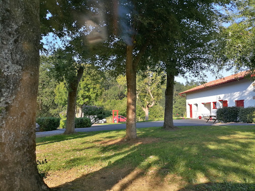 Le Camping Tellechea se situe dans les montagnes du pays basque entouré de nature verdoyante et proche du bourg de Sare