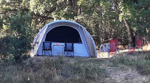 Nederlandse adults only camping nabij de Puy de Dome in de Auvergne. Rustig gelegen met ruime staanplaatsen. Onze camping is een oase van rust.