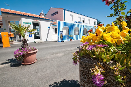 Le camping Ste Anne calme et familial à la Tranche sur Mer en Vendee avec accès direct plage à 10 mètres et piscine couverte chauffée