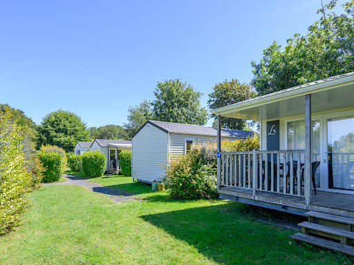 Bienvenue au camping Finistère Bretagne 4 étoiles. Séjournez en famille dans un cadre verdoyant