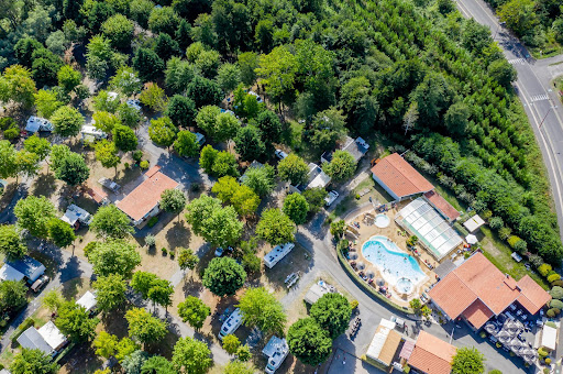 Camping au Lac de Biscarrosse dans les Landes entre Biscarrosse et Mimizan. L'Arbre d'Or propose des vacances de rêves sur la côte landaise !