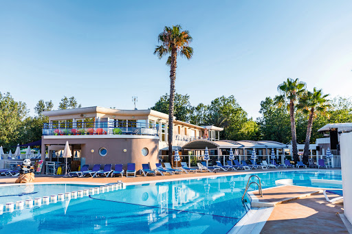 Le camping le Napoléon 5 étoiles situé à Vias Plage en Occitanie vous accueille à proximité des plages de l'Hérault pour des vacances de rêve en mobil-home