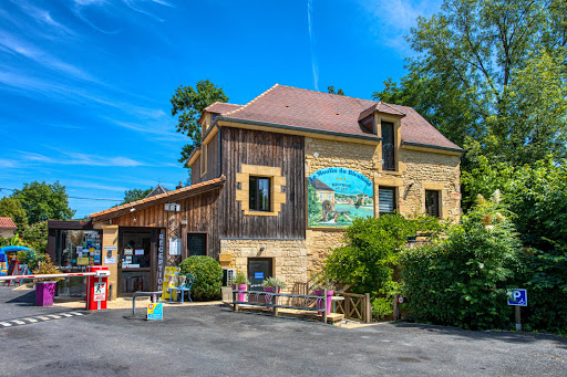 Le camping Bleufond est un charmant établissement 3 étoiles situé à Montignac près de Lascaux