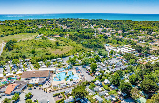 Le camping 5 étoiles "Les Grosses Pierres" vous accueille dans un cadre enchanteur au cœur de l'Ile d'Oléron. Sable