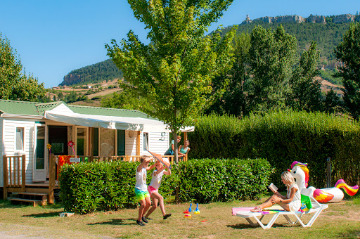 Découvrez le camping 4 étoiles Canoë des Gorges du Tarn situé en bordure de rivière à Rivière-sur-Tarn et profitez de votre séjour.