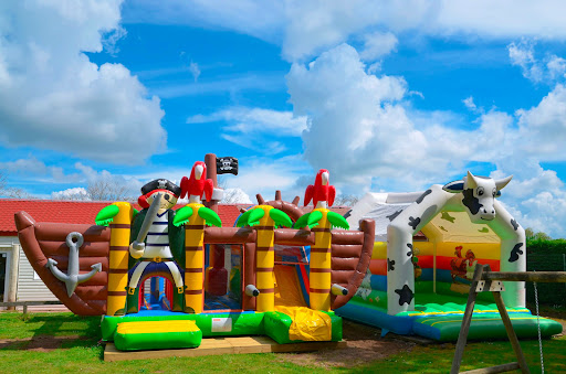 Venez passer des vacances inoubliables à deux pas des Sables d'Olonne au camping Les Logeries. Profitez d'un cadre paisible et d'emplacements confortables.