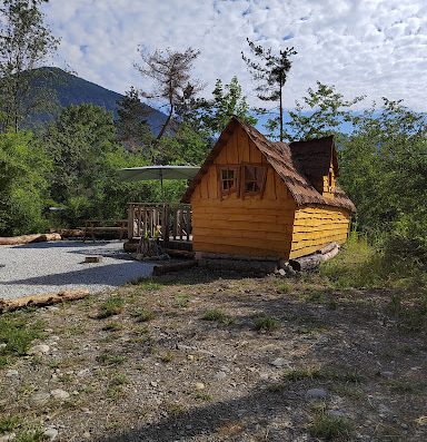 Camping nature et familial en Provence et Hautes-Alpes dans la vallée de la Durance. Découvrez nos locations de vacances près de 3 lacs.