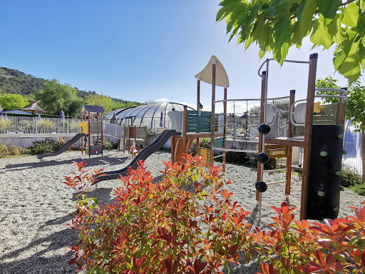 Découvrez notre camping en Ardèche : camping 4 étoiles Domaine de l'Esquiras. Un camping idéalement situé à Vallon Pont d’Arc au sud de l'Ardèche. Profitez d'un séjour en camping tout confort en Ardèche.