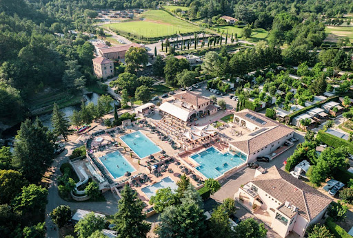 Le camping Yelloh Village Ardèche Les Ranchisses situé à Largentière vous invite à découvrir ses infrastructures et services 5 étoiles en bord de rivière