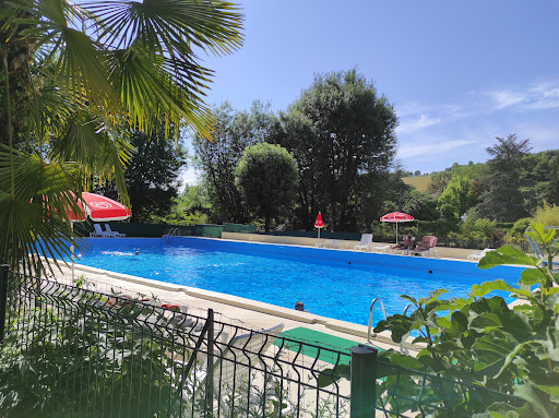 dans un cadre naturel avec étang et 2 piscines.