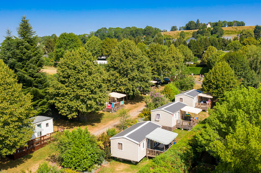 Le camping nature de Tauves dans le Puy de Dome en Auvergne avec le parc des Volcans et sa station thermale de la Bourboule.