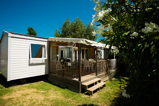 Réservez vos vacances à St Cyprien en Languedoc Roussillon au camping Chadotel Le Roussillon. Location mobil-homes et emplacement