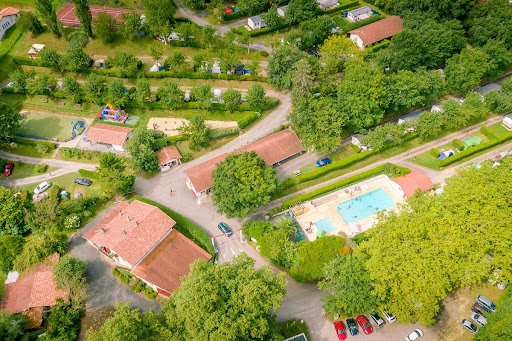 Réservez votre hébergement avec des tentes entièrement équipées pour les vacances et les courts séjours à Urrugne : le camping Suhiberry vous offre détente et amusement dans un cadre de rêve.