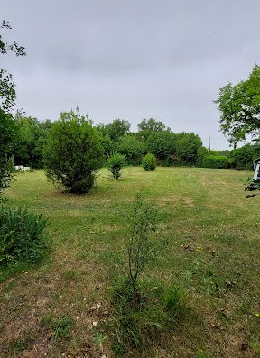 Un verger  transformé en mini camping dédié aux adeptes du caravaning très calme avec 6 emplacements spacieux.