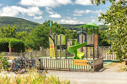 Camping Rieumontagné à Nages en Midi-Pyrénées. Camping 4* avec espace aquatique et club enfants