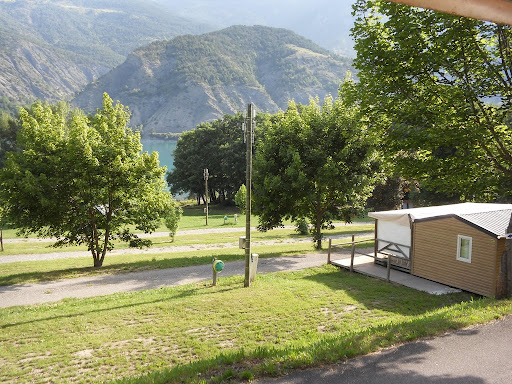 Destination de rêve pour les familles en quête de vacances nature actives les pieds dans l’eau dans un décor de carte postale.