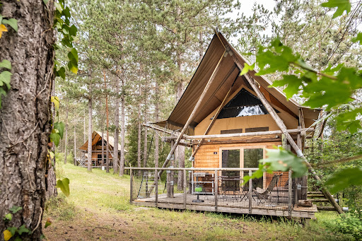 Séjournez dans un village vacances en Dordogne. Au cœur de la forêt du Périgord