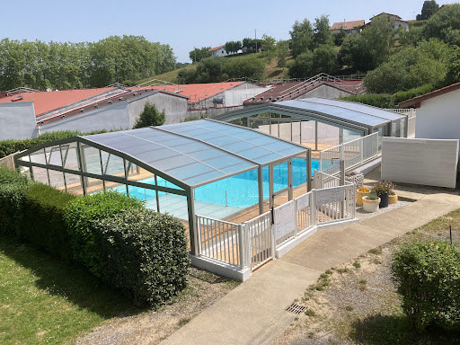 Découvrez notre charmant chalet sur pilotis pouvant accueillir toute l'année de 2 à 6 personnes pour un court ou long séjour au Pays Basque